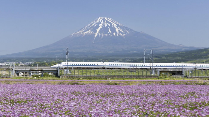 Der Hochgeschwindigkeitszug Shinkansen Express am Fuße des Fuji (Foto: yayoicho fotolia)