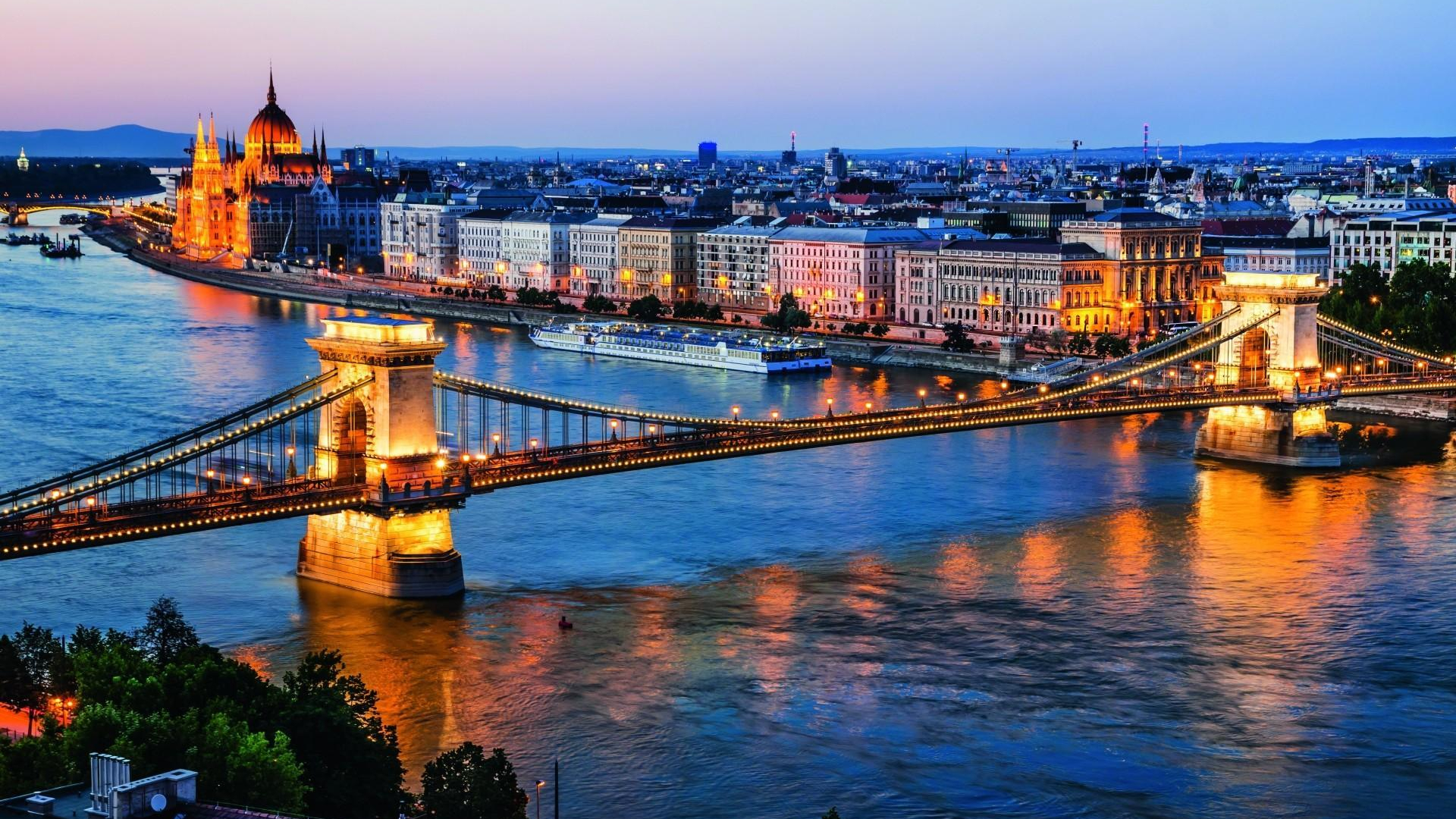 Kettenbrücke in Budapest am Abend