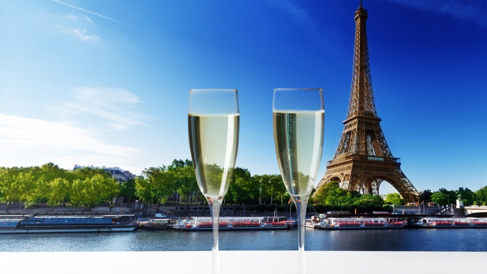 Champagner am Fusse des Eiffel Turms
