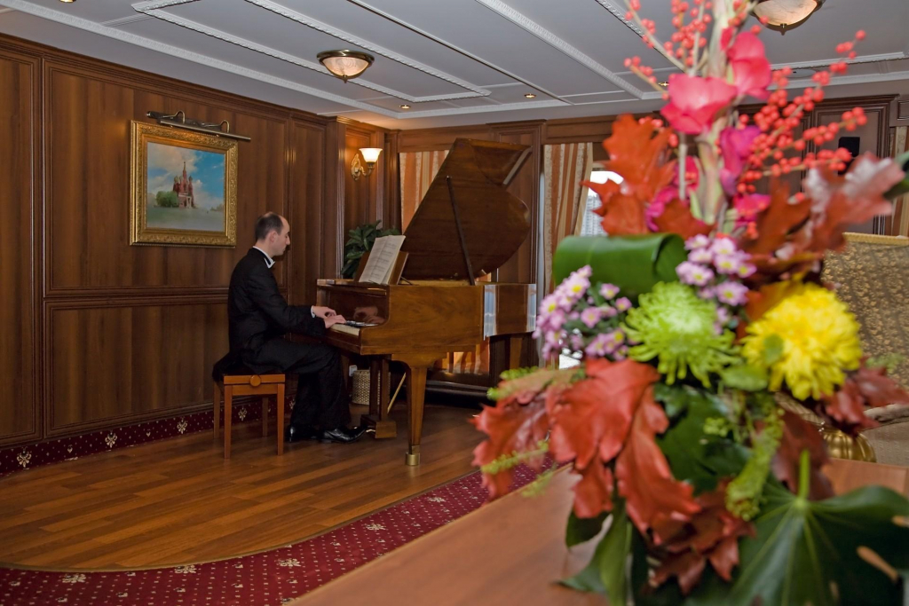 MS Volga Dream - Piano im Salon