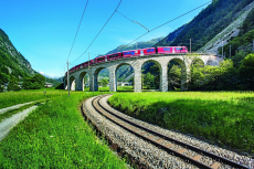 Bernina Express auf dem Kreisviadukt von Brusio