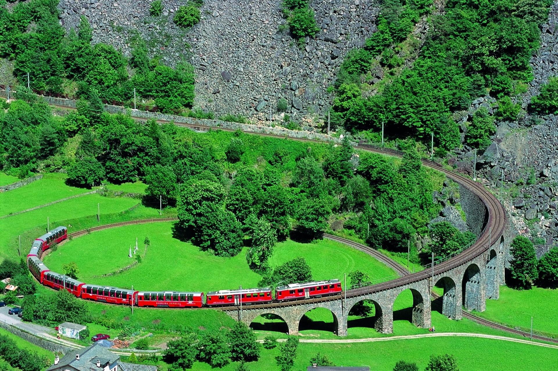 Bernina Express auf dem Kreisviadukt bei Brusio