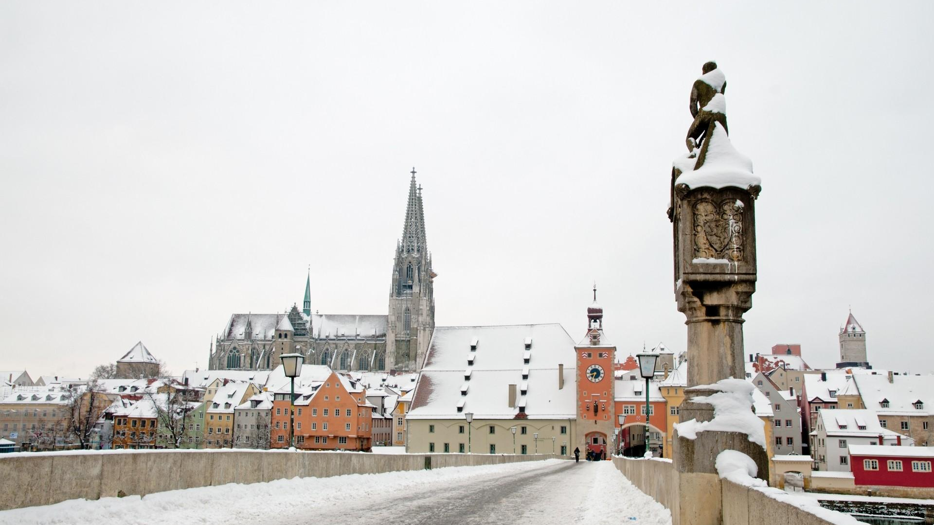 Regensburg Winter – Donaubrückeshutterstock_439014595