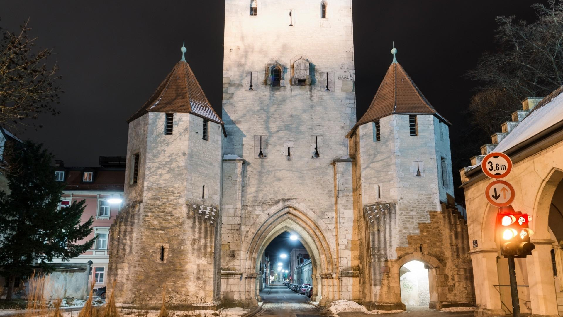 Regensburg Winter – Ostentor_shutterstock_1031161102