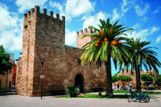 Tor der Festung von der historischen Stadt Alcudia auf Mallorca