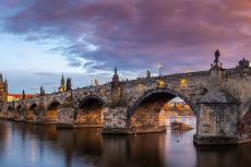 Mittelalterliche Karlsbrücke über die Moldau
