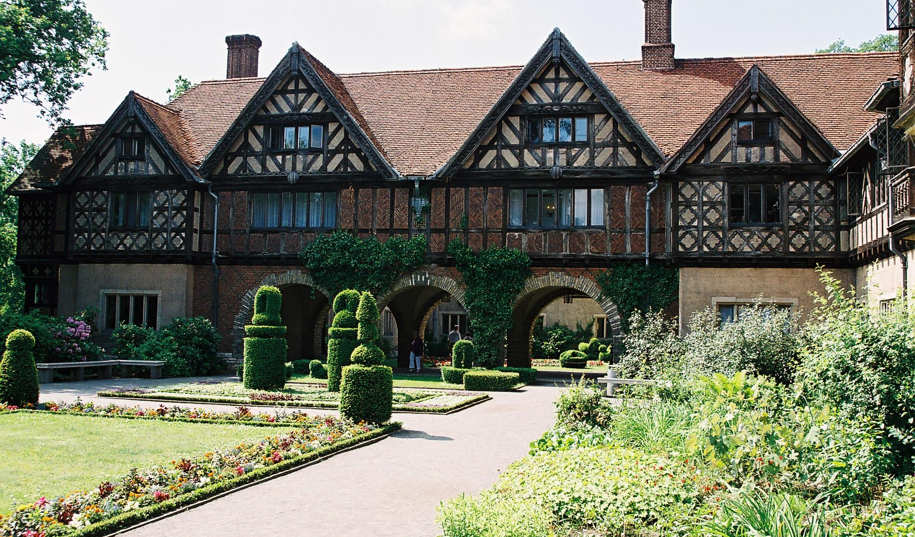 Schloss Cecilienhof_quer mit Garten