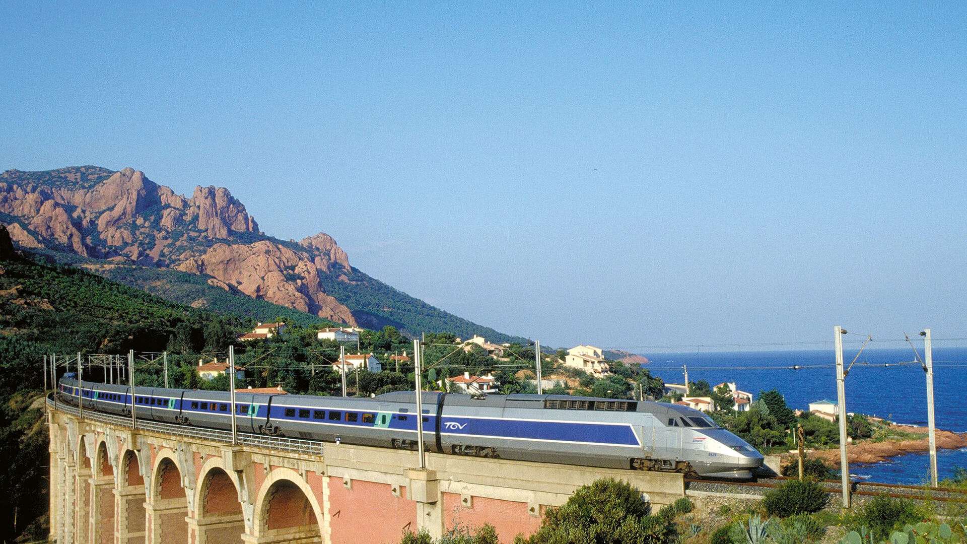 TGV auf Viadukt vor Esterell-Gebirge