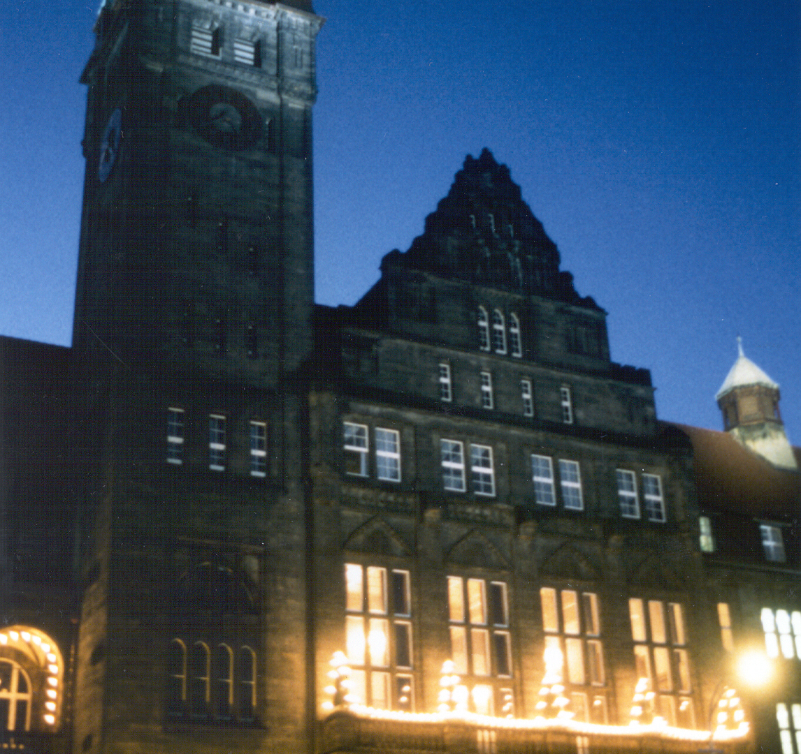 Chemnitz - Neues Rathaus mit Weihnachtsbeleuchtung am Abend