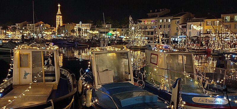 Illuminations_de_Noël_2022_dans_le_Port_de_Sanary-sur-mer,_France,_vue_générale