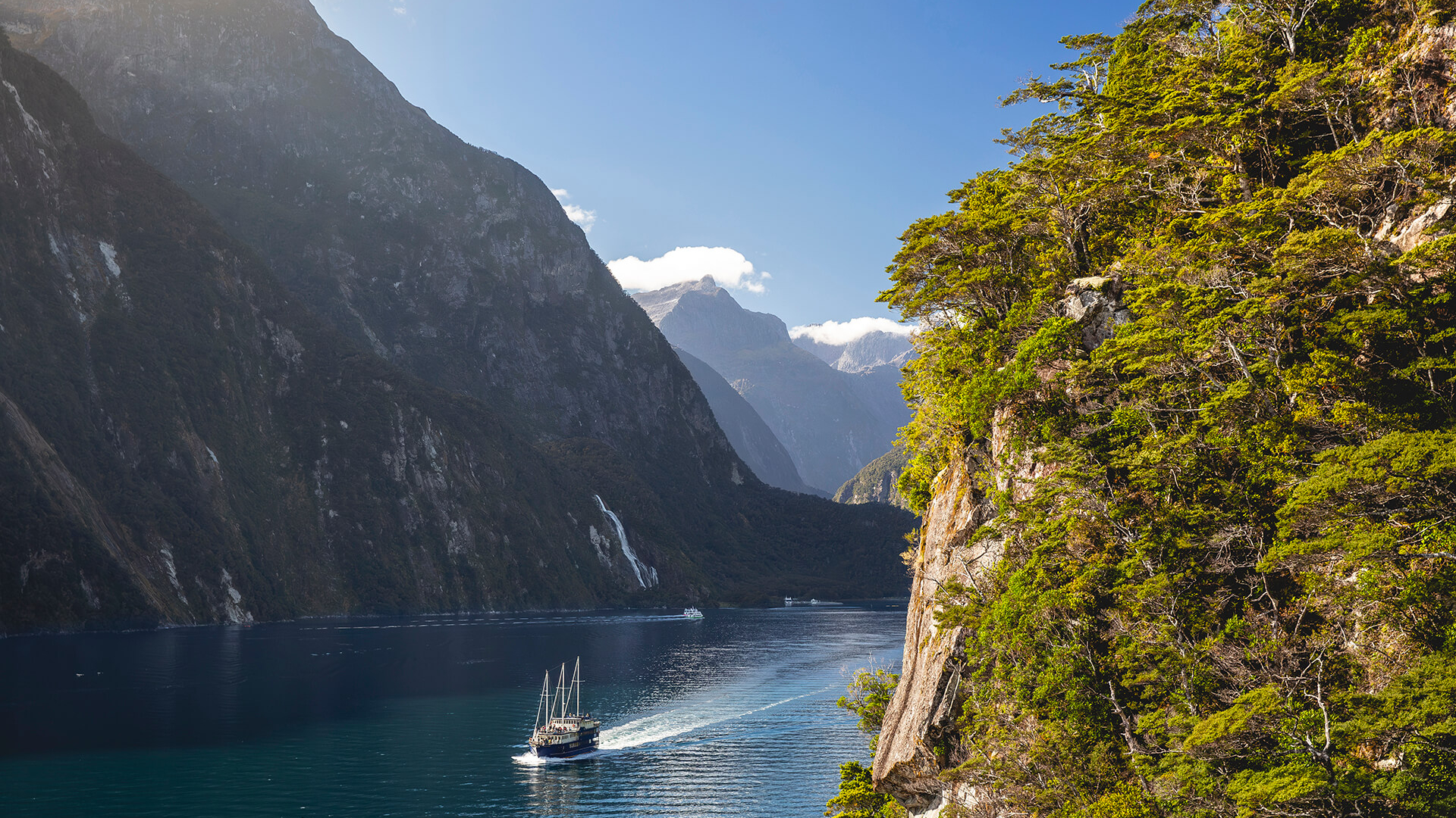 516843-milford-sound-fiordland
