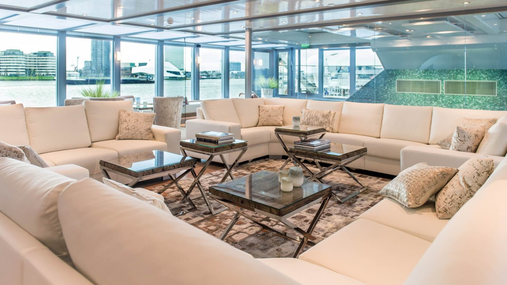 MS Amadeus Queen -Club